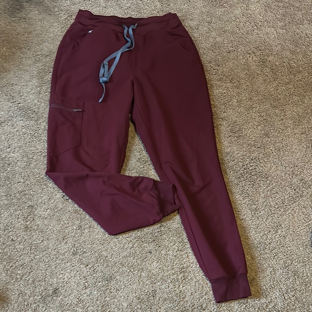 FIGS SCRUB PANTS BURGUNDY S/P